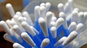 Interdiction des cotons-tiges et cosmétiques à microbilles plastiques