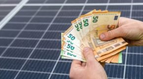 Panneaux solaires : Une TVA à 5,5 % dès octobre, la fausse promesse du gouvernement ?