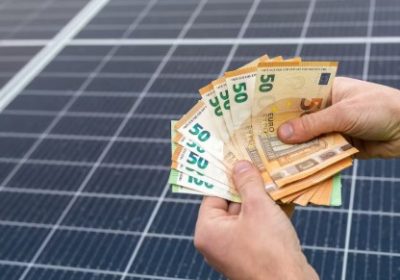 Panneaux solaires : Une TVA à 5,5 % dès octobre, la fausse promesse du gouvernement ?
